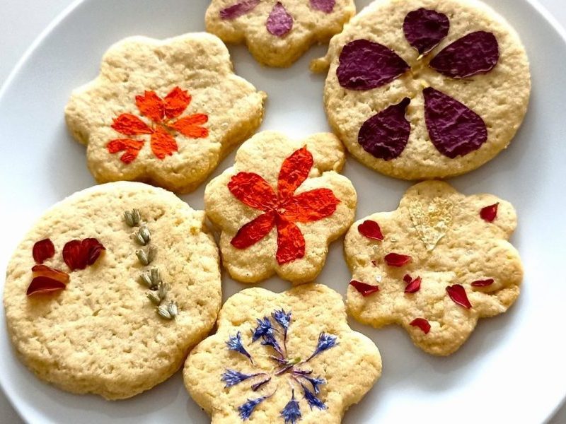 Sablés fleuris décorés avec des fleurs comestibles, recette simple et poétique