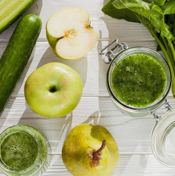 Fruits et légumes verts utilisés dans une alimentation légère pour la détox d’automne